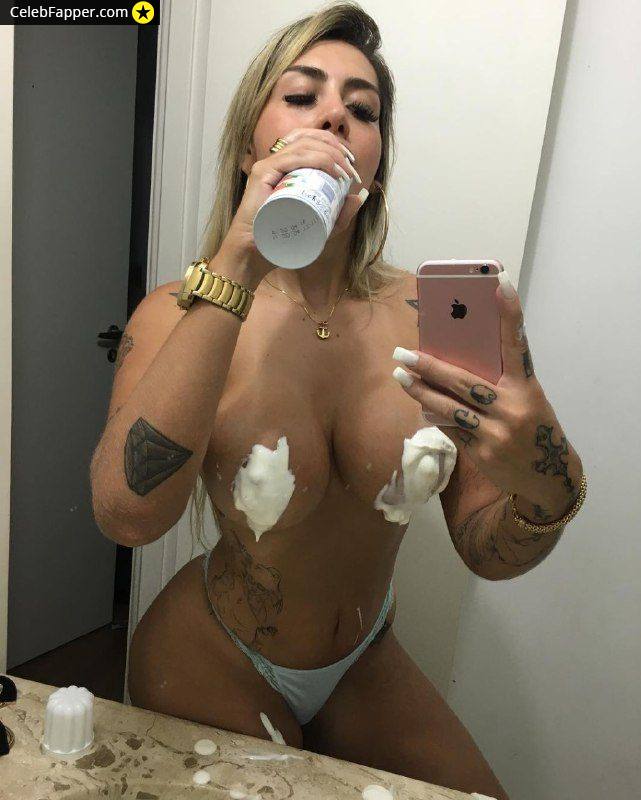 juju ferrari fap pelada peitos seios